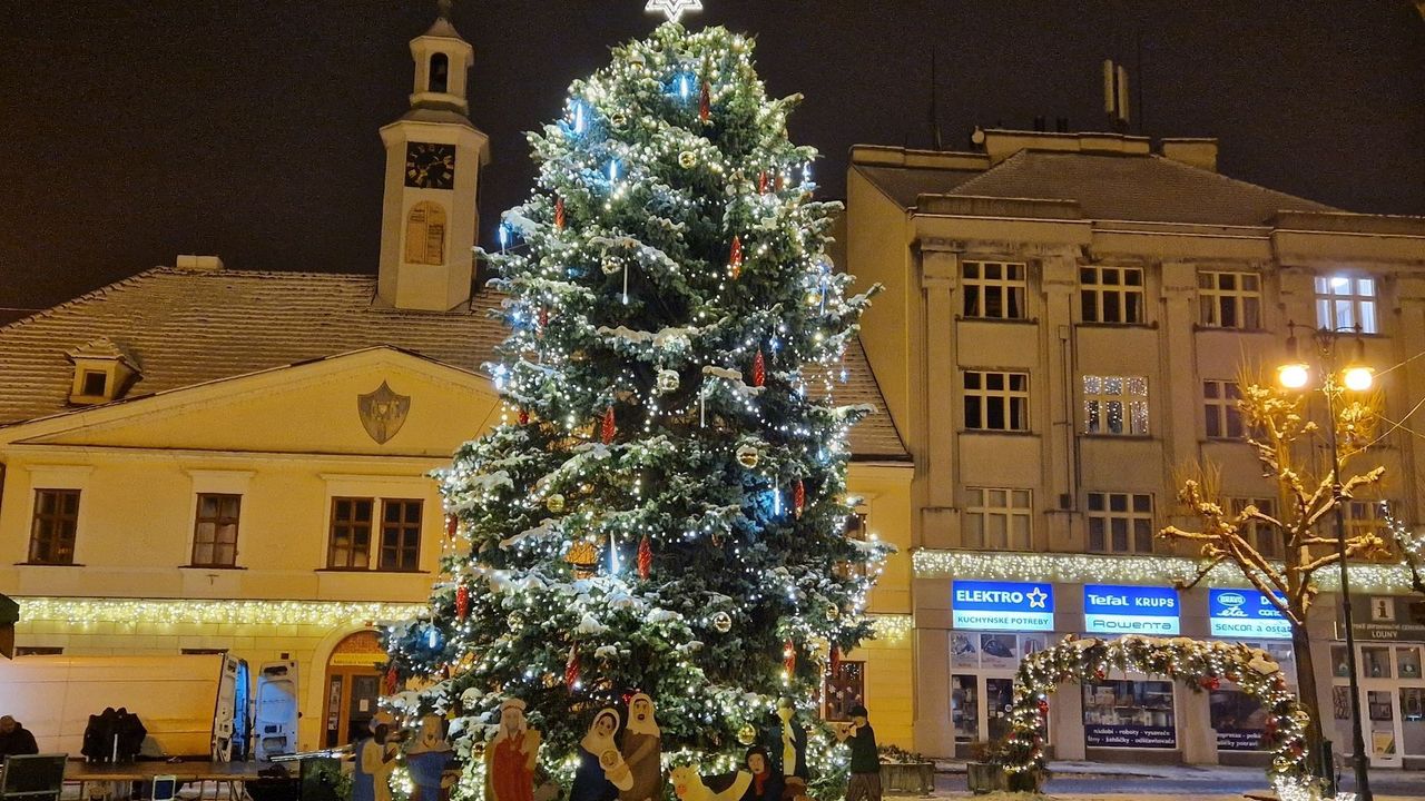 Ze hřbitovní jedle má být vánoční stromek. Necitlivé, bouří se místní i opozice