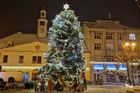 Ze hřbitovní jedle má být vánoční stromek. Necitlivé, bouří se místní i opozice