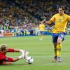 Anglický fotbalový brankář Joe Hart chytá únik Švéda Johana Elmandera v utkání skupiny D na Euru 2012