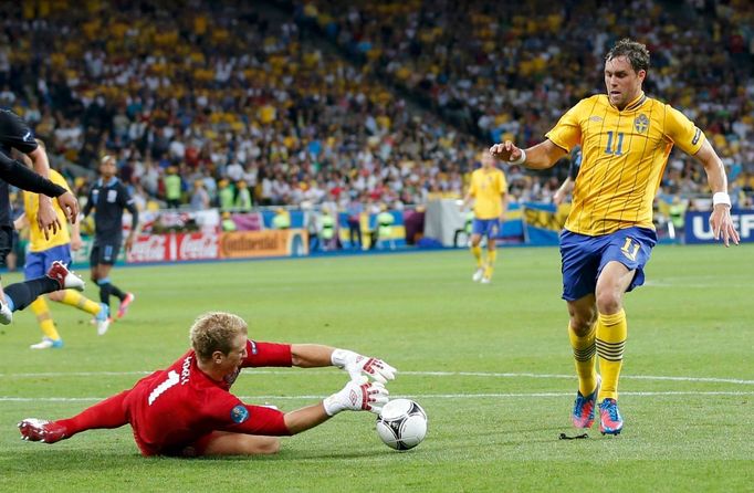 Anglický fotbalový brankář Joe Hart chytá únik Švéda Johana Elmandera v utkání skupiny D na Euru 2012.