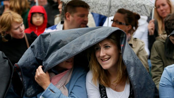 Diváci si na olympiádu musí přibalit deštníky a pláštěnky.