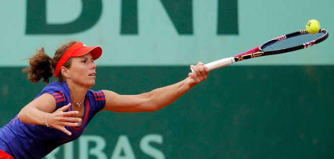 Americká tenistka Varvara Lepchenková se snaží vykrít míček z rakety Češky Petry Kvitové během osmifinále French Open 2012.