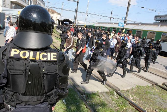 Na ostravské fanoušky čekala hned u vlaku na brněnském nádraží plně vyzbrojená jednotka policie. Nasazených policistů je kolem tří set včetně jednotek na koních a psovodů a strážníků asi sto padesát.