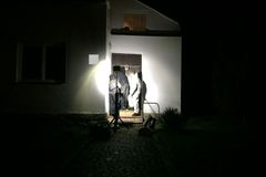Policie našla v domě na Jindřichohradecku zavražděné manžele. Podezřelého chytili na Slovensku
