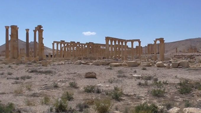 Zhruba rok ovládali Palmýru radikálové z Islámského státu. Většinu památek zničili, jedna však jejich řádění přežila: slavná kolonáda.