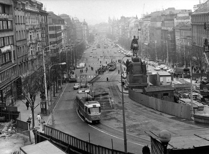 Stavba podchodu u budoucí stanice metra Muzeum v listopadu 1972.