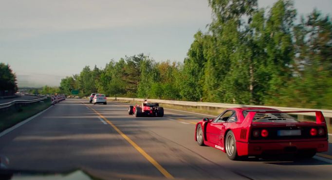 Záběry z víkendového zadržení jezdce v červené formuli se objevily na YouTube kanále TrackZone.