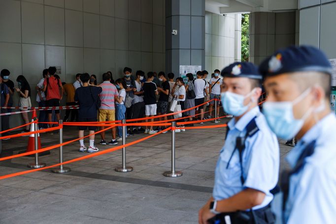 Demonstranti v Hongkongu před soudem s Tong Ying Kitem.