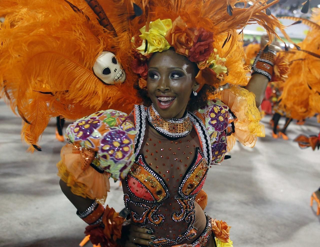 Pestrobarevná podívaná z prostředí brazilského karnevalu