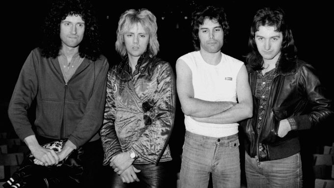 Skupina Queen v roce 1977 v Londýně: zleva Brian May, Roger Taylor, Freddie Mercury a John Deacon.