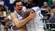 Řečtí basketbalisté Konstantinos Tsartsaris (vlevo) a Sofoklis Schortsianitis oslavují vítězství svého týmu nad USA v semifinále MS.