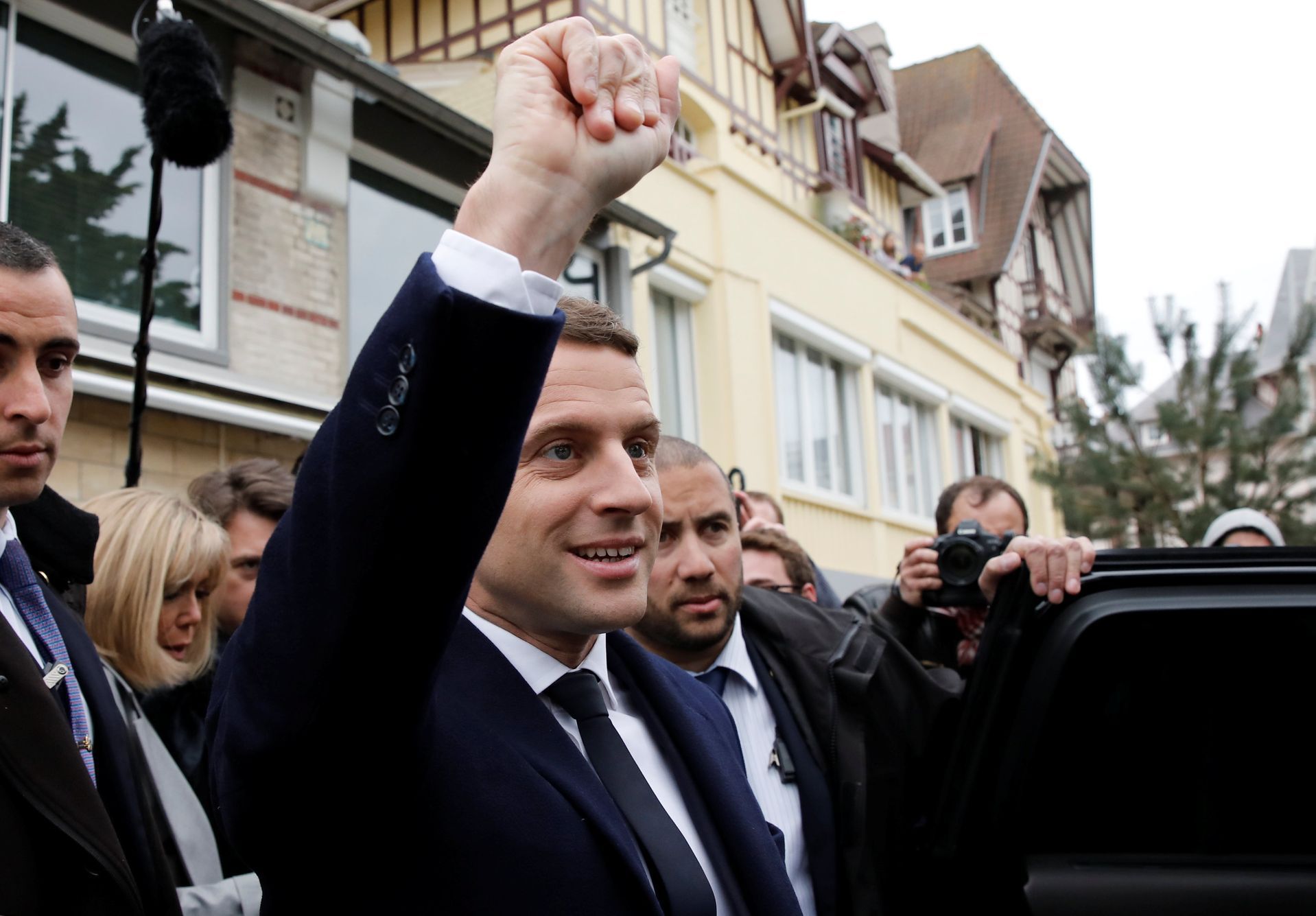 Emmanuel Macron zdvižená pěst