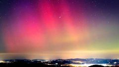 Kometa Lemmon (C/2025 A6) a polární záře na večerní obloze 18. října 2025 nad Jizerskými horami.