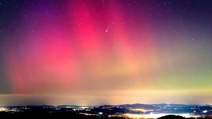 Kometa Lemmon (C/2025 A6) a polární záře na večerní obloze 18. října 2025 nad Jizerskými horami.