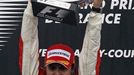 Felipe Massa s trofejí na stupních vítězů.