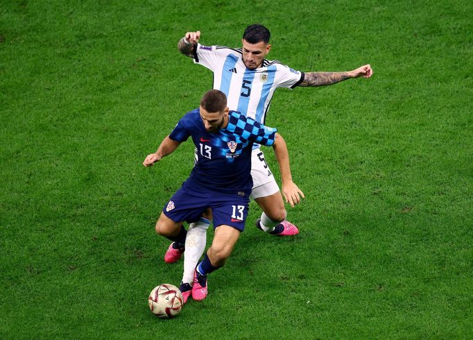 Nikola Vlašič a Leandro Paredes v semifinále MS 2022 Argentina - Chorvatsko