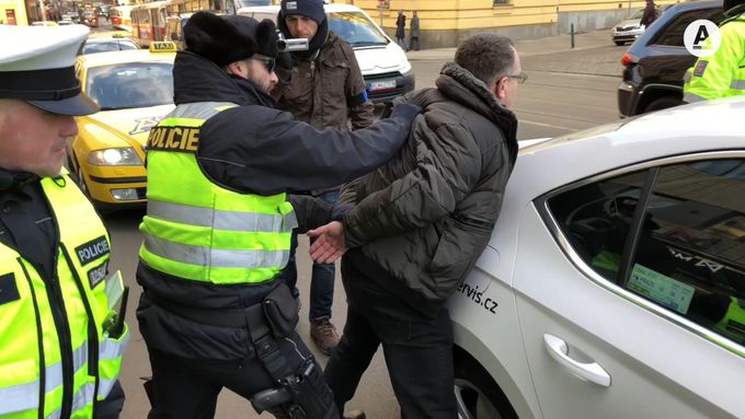 Taxikáři blokovali centrum Prahy. Policisté jednoho zadrželi, nechtěl se rozjet