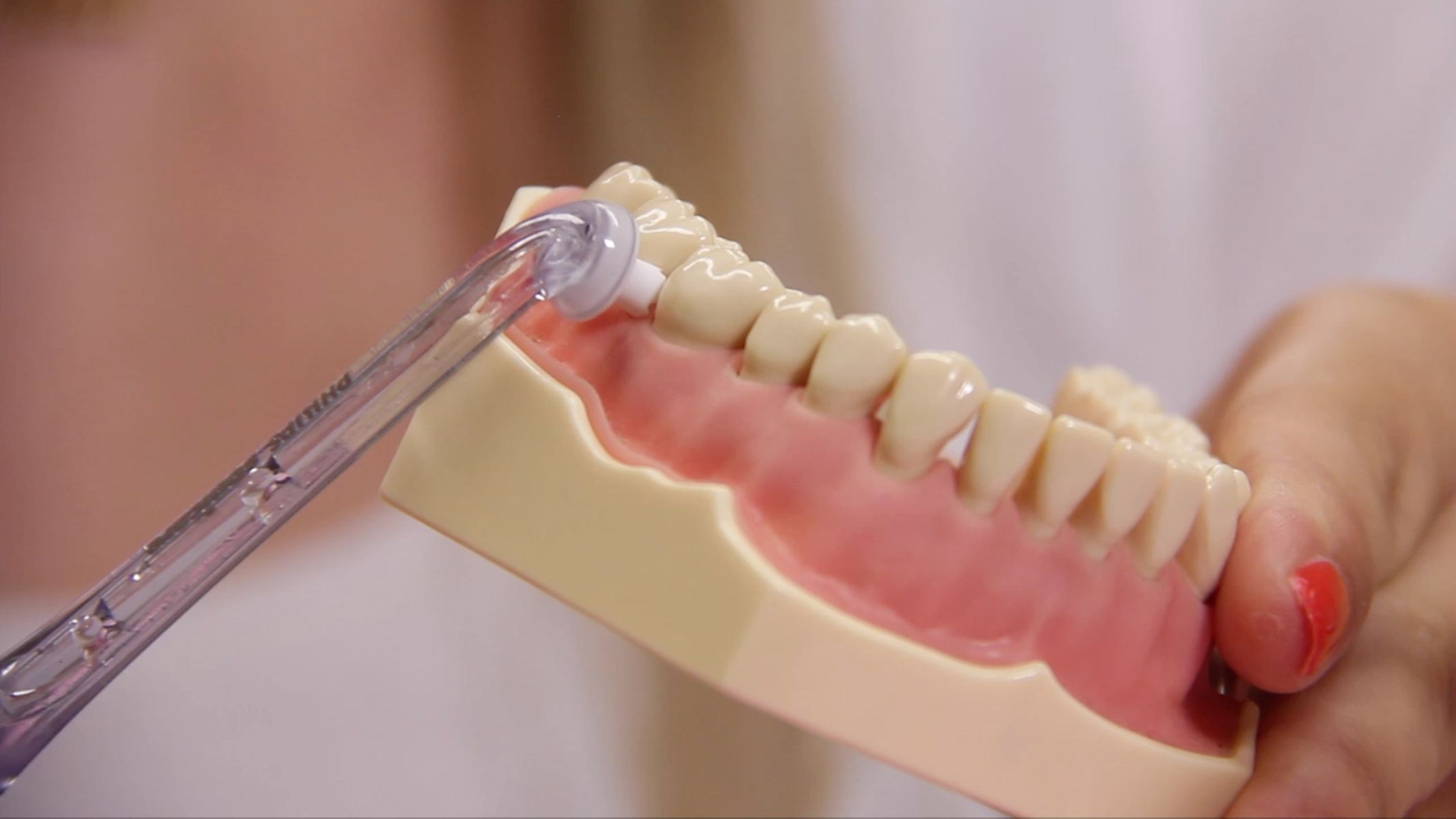 De nombreuses injections et huit dents à la fois.  La France est jugée pour un « dentiste de l’horreur » qui a détruit les dents d’une centaine de personnes