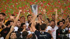 Hráči Sevilly slaví vítězství v Evropské lize