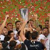 Hráči Sevilly slaví vítězství v Evropské lize