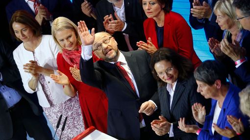 V sídle SPD je vidět socha bývalého německého kancléře Willyho Brandta, který právě "přihlíží", jak příznivci a členové strany tleskají lídru SPD Martinu Schulzovi