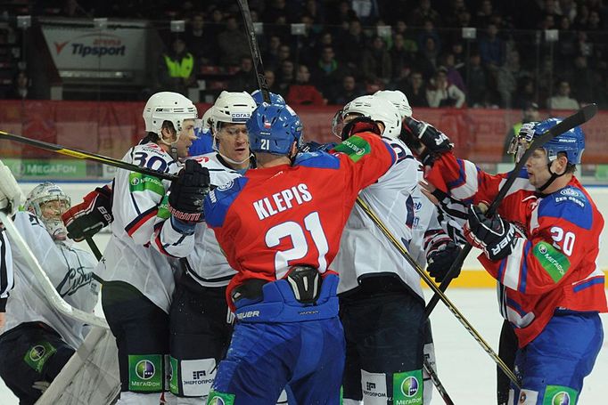 Hokejisté Lva Praha Jakub Klepiš a Petr Vrána v souboji v utkání KHL 2012/13 proti Novosibirsku.