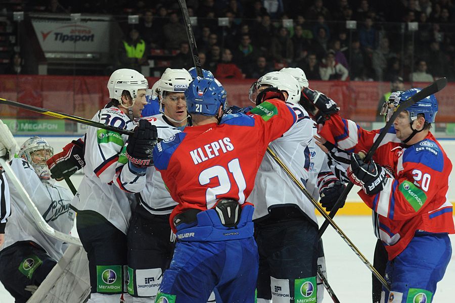 Hokejisté Lva Praha Jakub Klepiš a Petr Vrána v souboji v utkání KHL 2012/13 proti Novosibirsku.