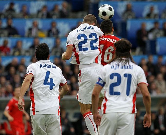 David Rozehnal (22, Česko) a Tranquillo Barnetta (16, Švýcarsko) soupeří o míč.