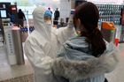 Na čínských letištích a nádražích specialisté kontrolují, zda pasažéři nemají horečku.