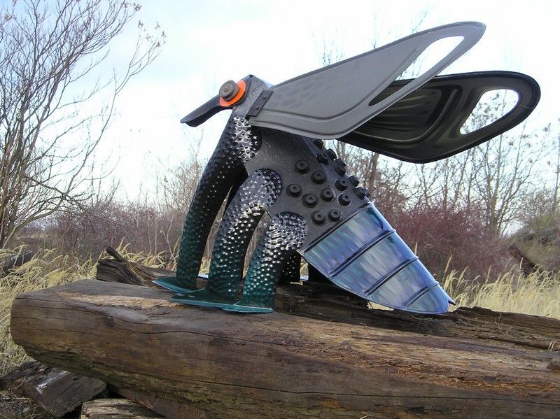 Výstava Zvěrstvo - Masařka lidská (Wohlfartia magnifica) smaltovaný plech, guma, železné doplňky, výška 44 cm, 1991