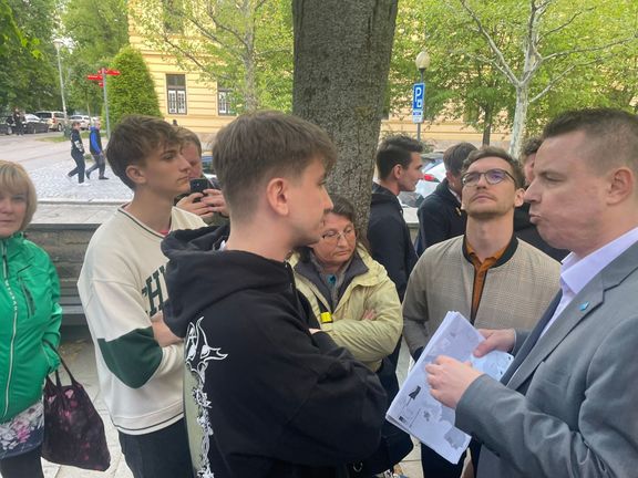 Před jihlavským kinem Dukla, kde probíhala akce s premiérem Petrem Fialou, debatoval s kritiky předseda PRO Jindřich Rajchl.