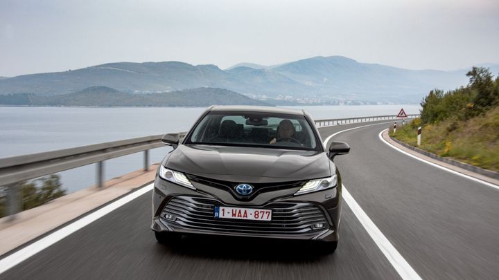 Nejprodávanější auto v USA je opět v Evropě. Hybridní Toyota Camry cílí na Superb