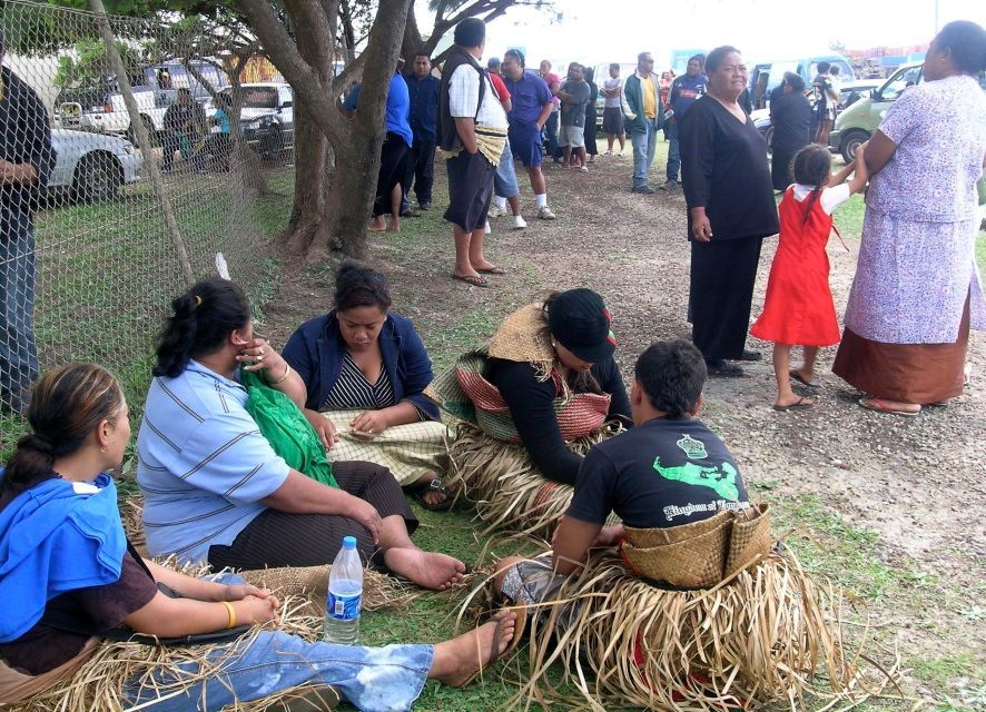 Lidé čekající na listinu přeživších z potopeného trajektu "Princess Ashika"