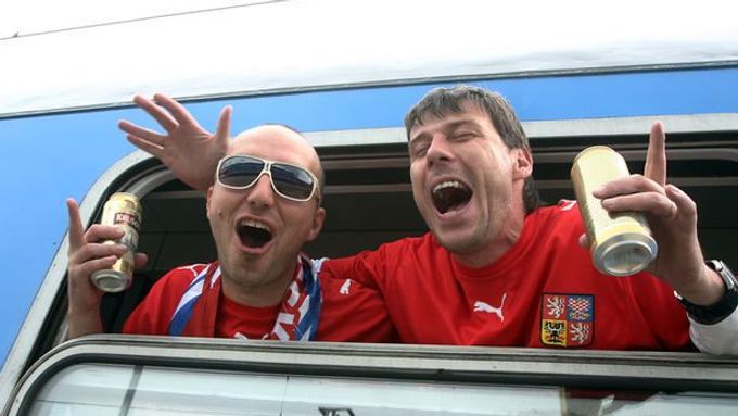 V pátek před půl třetí přijel do Vratislavi fanouškovský speciál s českými příznivci na utkání mistrovství Evropy 2012 mezi Českem a Ruskem.