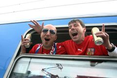 VIDEO Čeští fans jsou ve Vratislavi. A málem zbořili nádraží