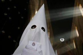 Mrazivý předobraz Velikonoc, Španělskem jdou přízraky v kápích