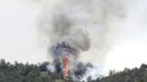 A helicopter flies out after dropping water on the Waldo Canyon fire west of Colorado Springs, Colorado June 25, 2012. A fast-growing wildfire in Colorado forced 11,000 people from their homes at least briefly and threatened popular summer camping grounds beneath Pikes Peak, whose vistas helped inspire the patriotic tune "America the Beautiful." REUTERS/Rick Wilking (UNITED STATES - Tags: DISASTER ENVIRONMENT) Published: Čer. 25, 2012, 7:35 odp.