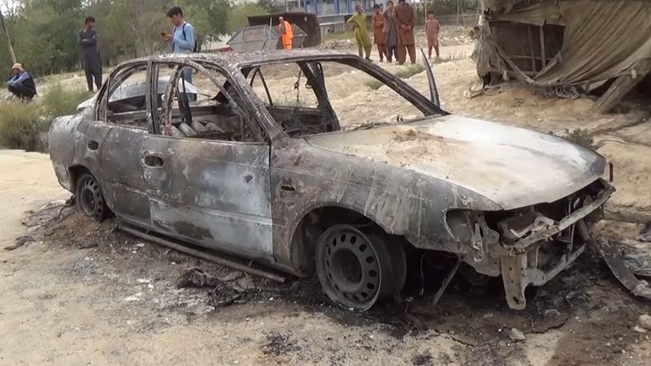 Při výbuchu bomby u vchodu do mešity v Kábulu zemřelo několik civilistů; Zdroj foto: Associated Press