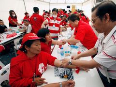 Červená trička ujišťují, že darování krve je u nich zcela bezpečné. Pro každého dárce je připravena nová jehla