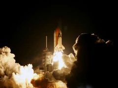 Raketové motory vynášejí raketoplán.