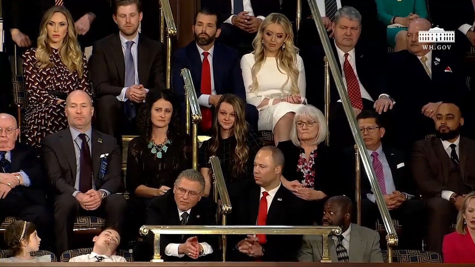 Školák Joshua Trump usnul při projevu prezidenta