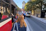 MHD v centru Prahy funguje bezvadně, tramvaje jezdí často a nejsou přeplněné.
