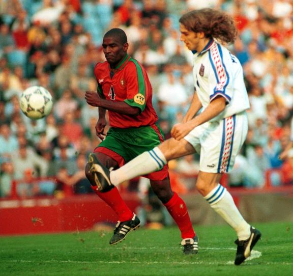 Nejslavnější okamžik Karla Poborského - ve čtvrtfinále ME 1996 posílá do portugalské branky lob, kterým rozhodl o vítězství Česka