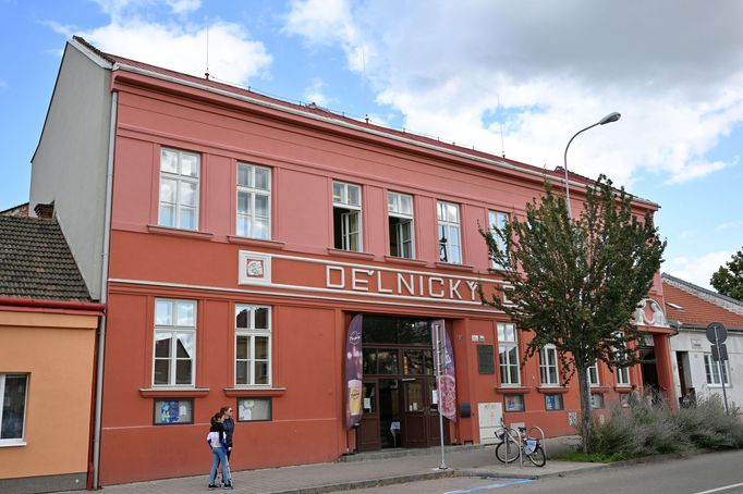 Divadlo Bolka Polívky provizorně sídlí v Dělnickém domě v Židenicích.