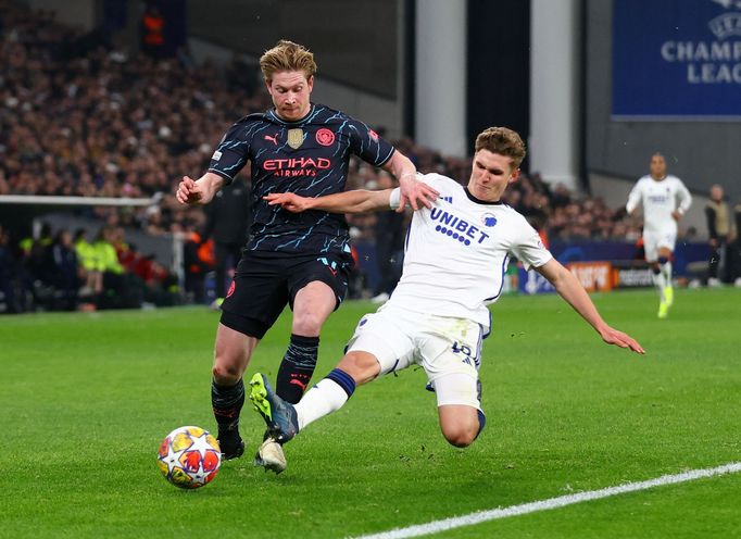 Kevin de Bruyne (City) a Elias Jelert Kristensen (Kodaň) v osmifinále Ligy mistrů.