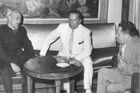 Josip Broz Tito (1892-1980, na snímku uprostřed, vlevo Ho Či Min) byl komunista, vůdce jugoslávských partyzánů a po druhé světové válce autoritářský vládce Jugoslávie.