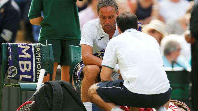 Alexander Dolgopolov vzdal utkání s Rogerem Federerem. Diváci na centrkurtu si tenistu příliš neužili.