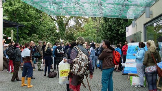 Foto: Dobrovolníci uklízejí zaplavenou pražskou zoo