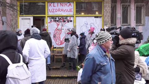 Exekutor chtěl vyklidit Kliniku. Aktivisté odmítají centrum opustit