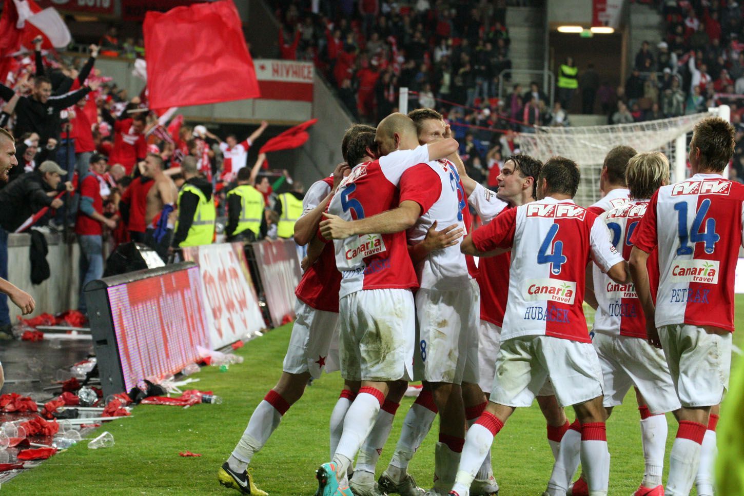 Fotbalisté pražské Slavie slaví vítězství v utkání 9. kola Gambrinus ligy 2012/13 se Spartou.